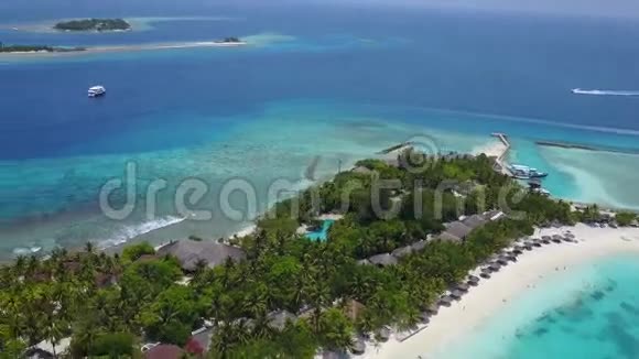 马尔代夫热带岛屿度假胜地白沙棕榈树和海浪视频的预览图