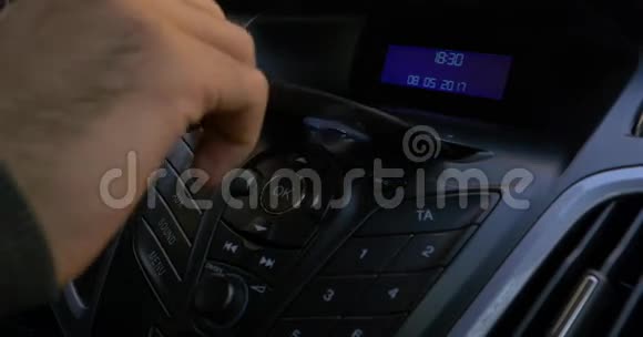 男人手把磁盘放进汽车播放器里汽车中的光盘播放器按钮控制手把磁盘放入视频的预览图