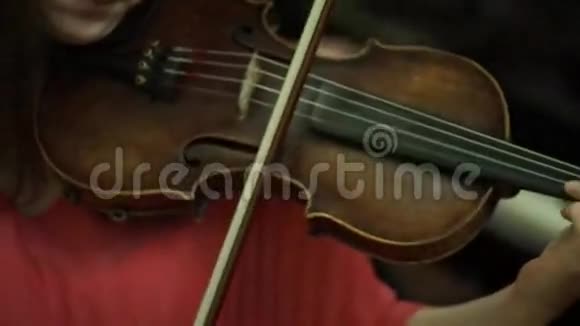 女孩她的手在小提琴的弦上女孩她的手在指板小提琴上视频的预览图