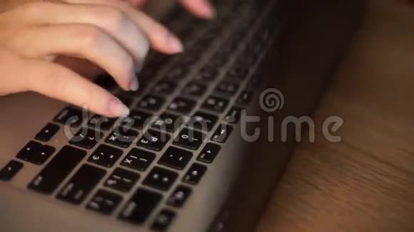 关闭笔记本电脑键盘上的手指工作室灯视频的预览图