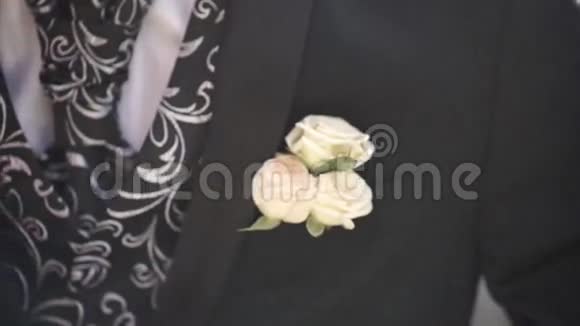 石竹花在口袋里夹克口袋里的花用装饰白色的花钉在新郎身上视频的预览图
