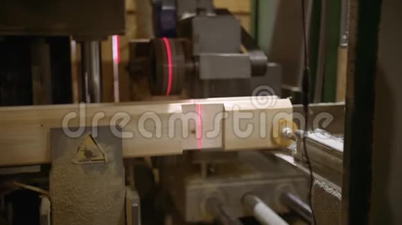 木工机械在锯木厂用木块制造溜槽视频的预览图