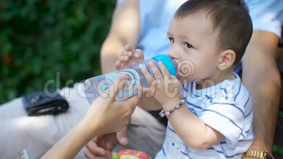 孩子用瓶子里的水解渴视频的预览图