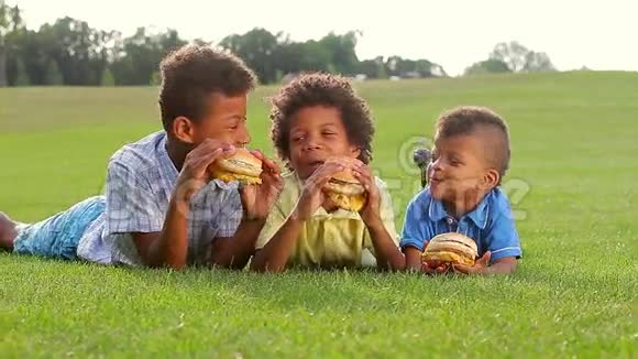 三个男孩在吃饭视频的预览图