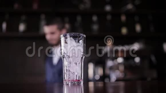 酒吧服务员准备了一杯不寻常的蓝色鸡尾酒视频的预览图