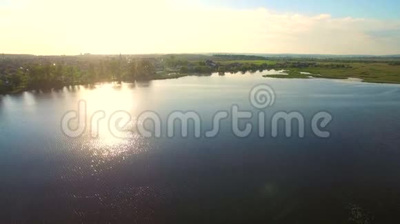 空中拍摄美丽的湖泊晨光原始的自然视频的预览图