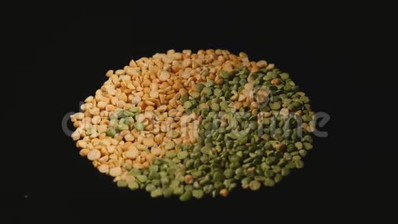 绿色和黄色的豌豆在黑色背景下旋转视频的预览图