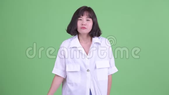 悲伤的亚洲女商人竖起大拇指视频的预览图