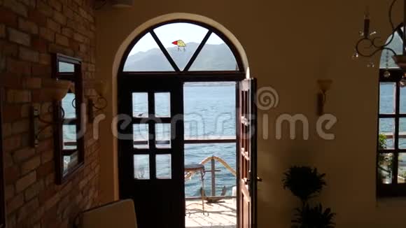 从咖啡馆的窗户可以看到海景视频的预览图