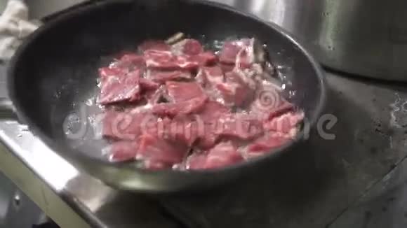 在餐厅的专业厨房里用煎锅煮肉视频的预览图
