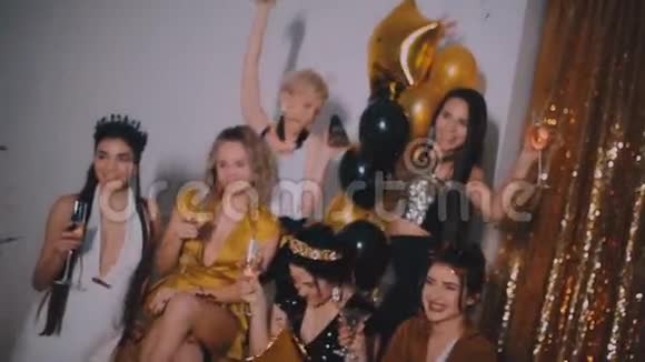 疯狂的聚会时间七个漂亮的时髦女人穿着优雅的休闲服装庆祝新年生日玩得开心视频的预览图