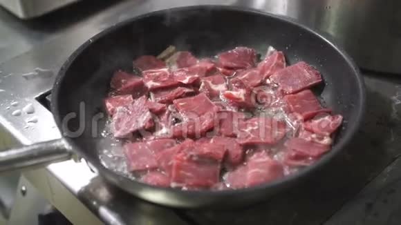 炉子上有一个煎锅用油烤红肉片视频的预览图