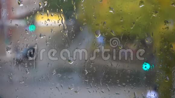 雨在支柱上从窗户看视频的预览图