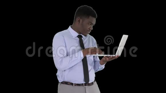 美国黑人商人用笔记本电脑工作阿尔法频道视频的预览图