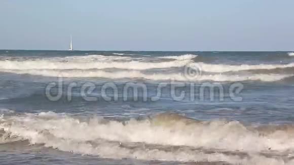 波浪近岸阳光照水里海浪被如画的白色海岸冲刷着视频的预览图