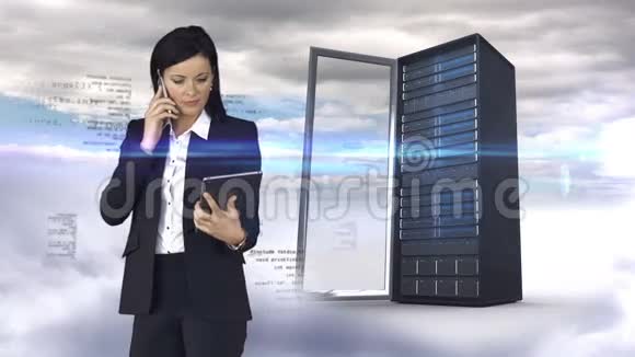 有电话的女商人在服务器大楼前拿着平板电脑视频的预览图