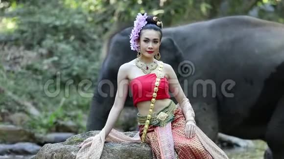 泰国清迈小溪里有大象的亚洲女人视频的预览图