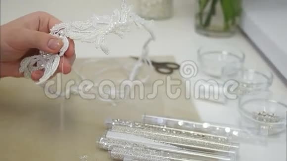 女士手针缝纫白色珠子头发配件视频的预览图