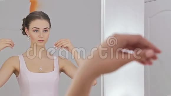 性感的女人美丽的妆容和优雅的发型戴着闪亮的吊坠视频的预览图