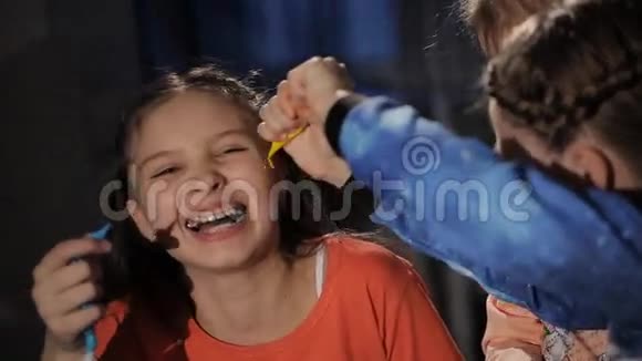 三个小女孩玩得很开心用奶油色装饰蛋糕视频的预览图