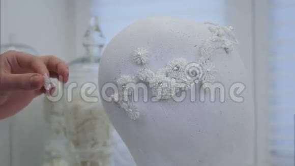 在设计的头发配件上缝制白色花边视频的预览图