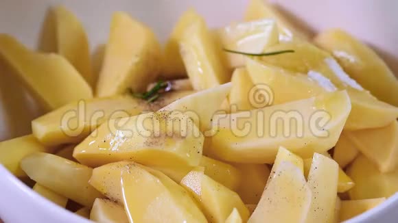 准备好的迷迭香土豆用橄榄油视频的预览图