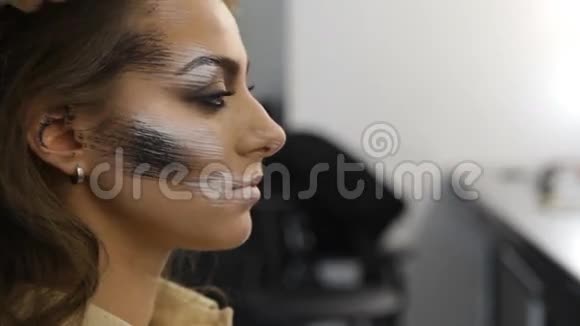 在美容院化妆的女模特的形象视频的预览图