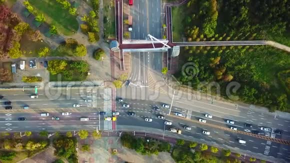 位于韩国首尔仁川的交通和建筑工业园区上空视频的预览图