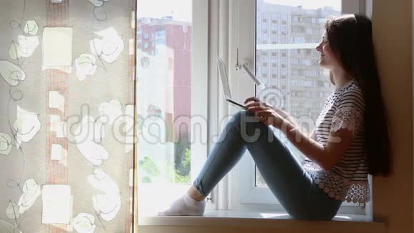 少女的窗台和工作的音符视频的预览图
