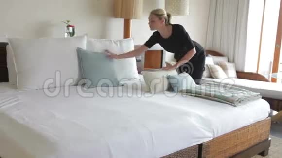 酒店女服务员为客人铺床视频的预览图