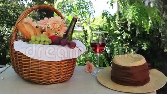水果篮和野餐小吃葡萄酒视频的预览图