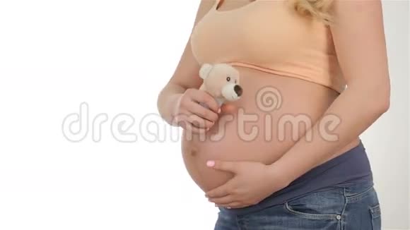 怀着泰迪熊的孕妇视频的预览图