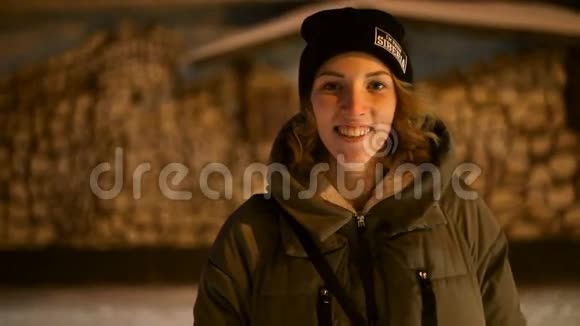一个快乐的年轻女孩的肖像冬天的一个晚上视频的预览图