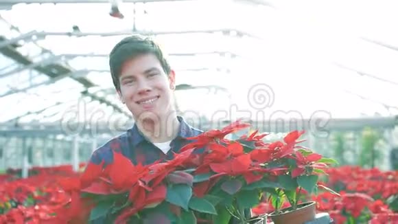 快乐的园丁去拍照捧着红花微笑着4K视频的预览图