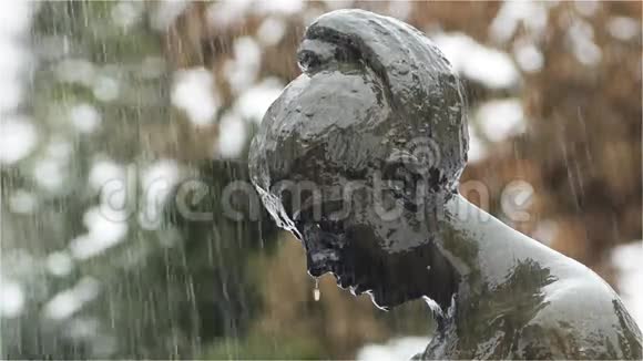 雨落在女雕像的头上视频的预览图