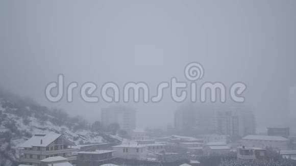 阿尔巴尼亚Shkoder市上空大雪视频的预览图