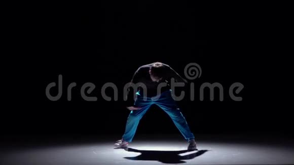 现代舞男跳跃开始在黑色阴影慢动作上跳舞视频的预览图