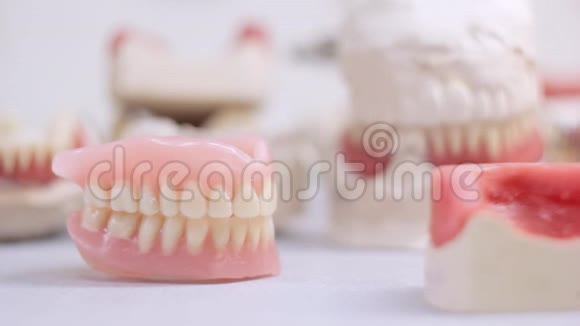 假牙在牙科实验室被咬视频的预览图