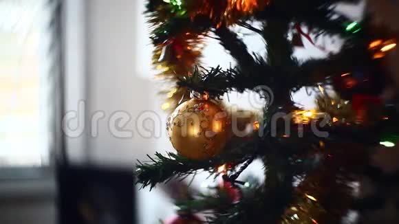 花环上的圣诞树视频的预览图