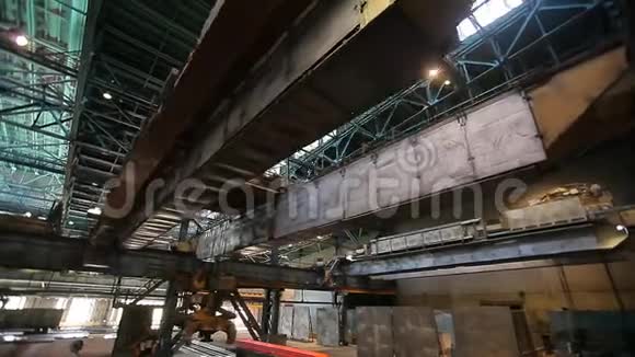 采矿和金属锻造大型钢铁厂轧制金属工厂视频的预览图