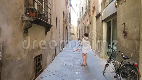 欧洲的家庭意大利暑假期间快乐的母亲和可爱的小女孩在罗马玩视频的预览图