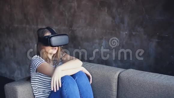 戴着虚拟现实眼镜的年轻女人视频的预览图