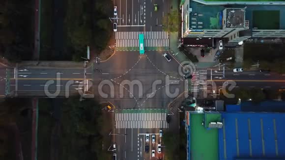 位于韩国首尔仁川的交通和建筑工业园区上空视频的预览图