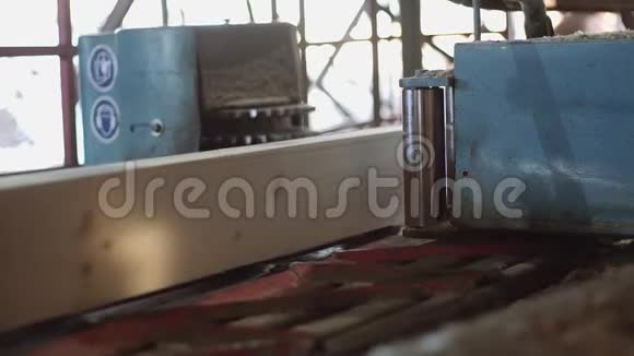 木制品厂用机器切割金属圆锯的木块视频的预览图