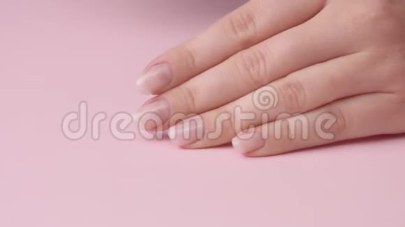 为自己做指甲的贴身女人手上的粉红色视频的预览图