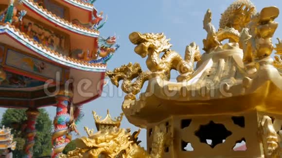 寺庙建筑群中的中国龙的金像中国寺庙的装饰和装饰视频的预览图