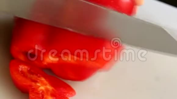 女人在厨房里用手切甜椒视频的预览图