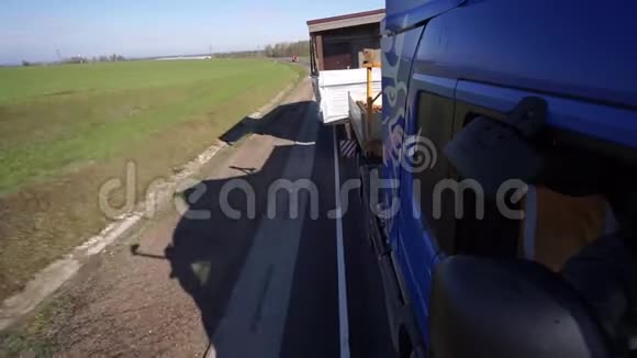 卡车运送超大型货物视频的预览图