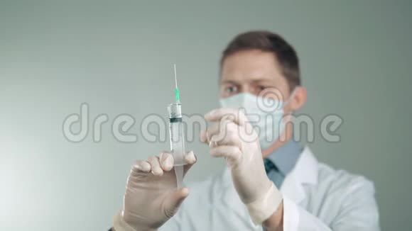 注射用注射器在医生手中保健视频的预览图