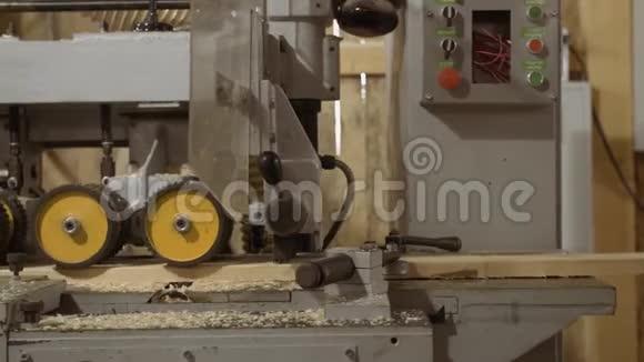 锯木厂生产的木材精炼机运行轮视频的预览图